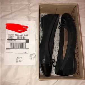 Like new Clark’s suede flats